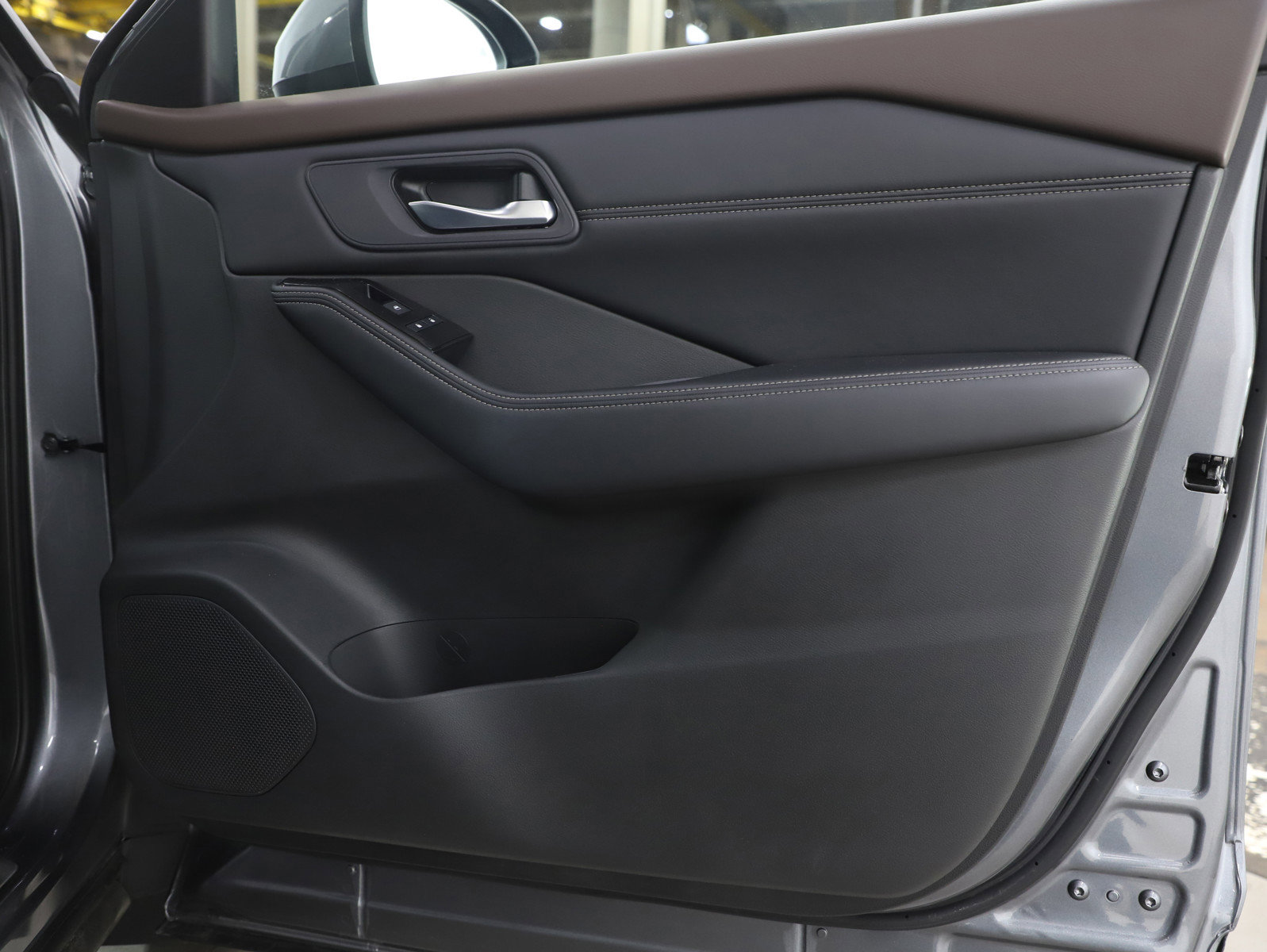 Used 2023 Nissan Rogue SV w/ SV Premium B Package image 9