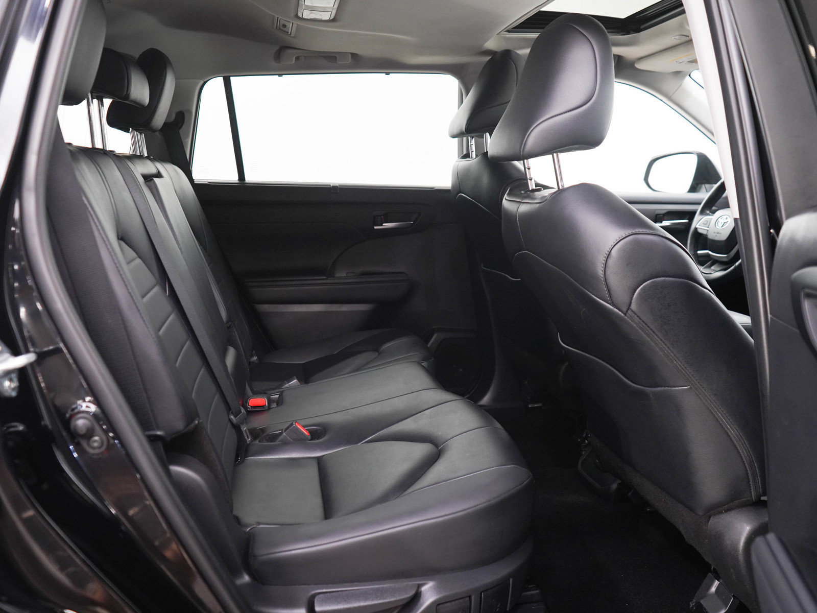 Used 2025 Toyota Highlander XLE AWD/4WD image 12