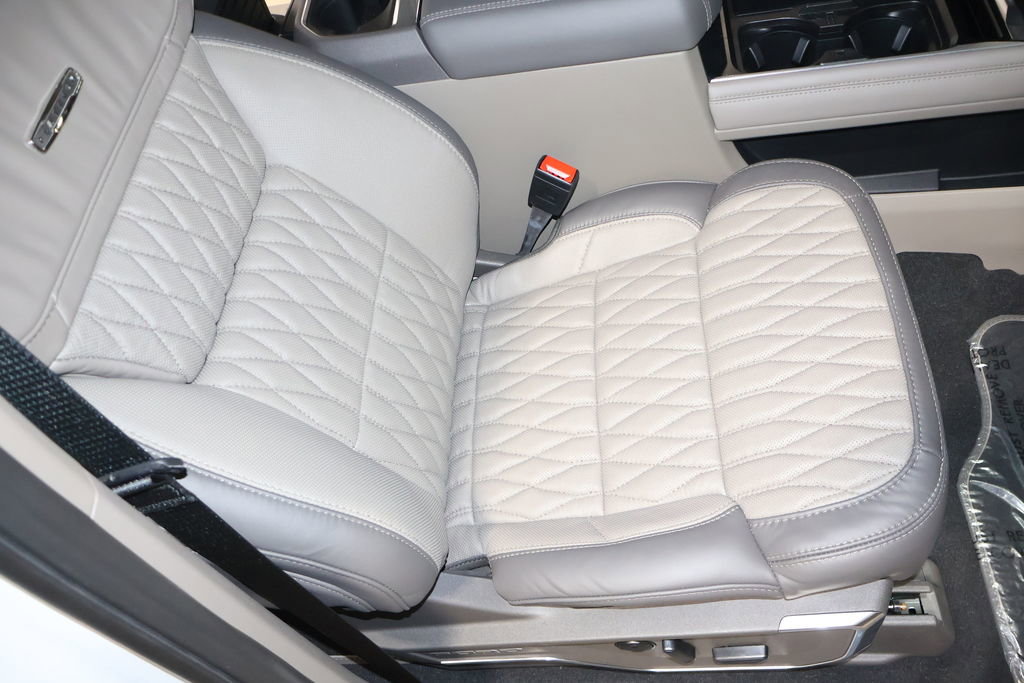 Used 2025 Ford F250 Platinum w/ Platinum Plus Package image 39