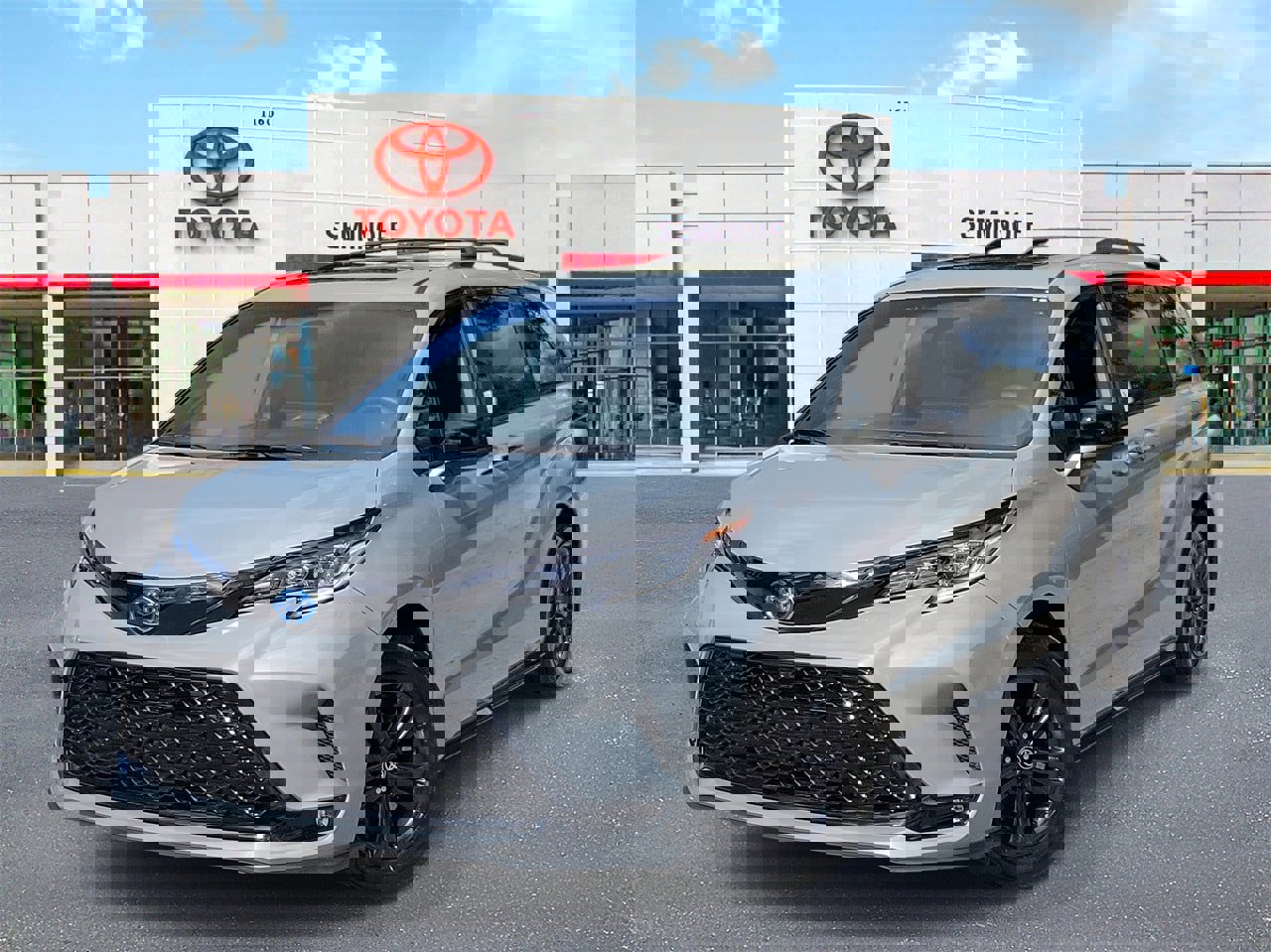 Used 2025 Toyota Sienna XSE w/ XSE Plus Package image 1