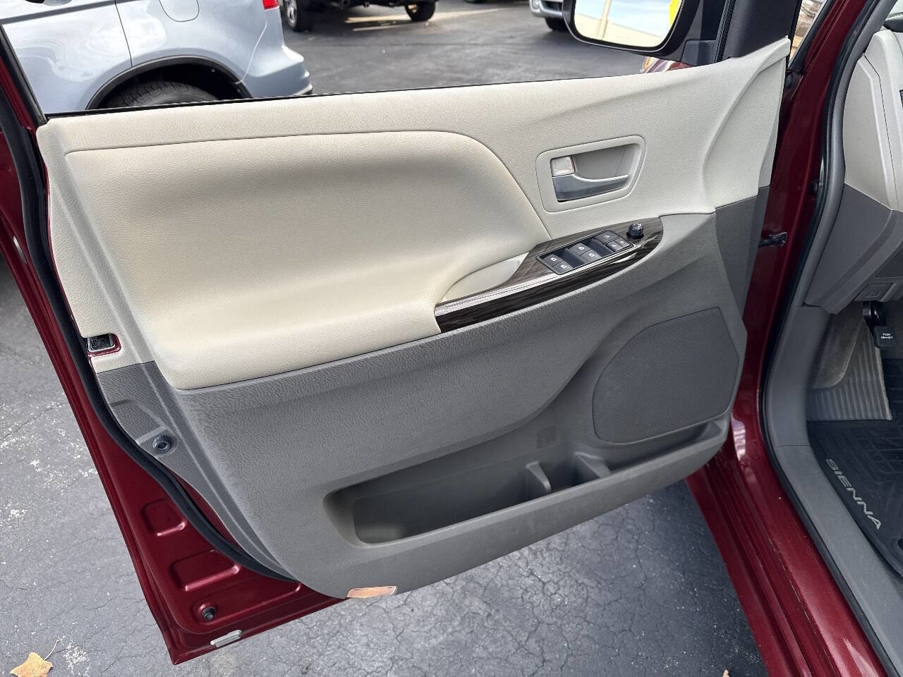 Used 2015 Toyota Sienna image 61