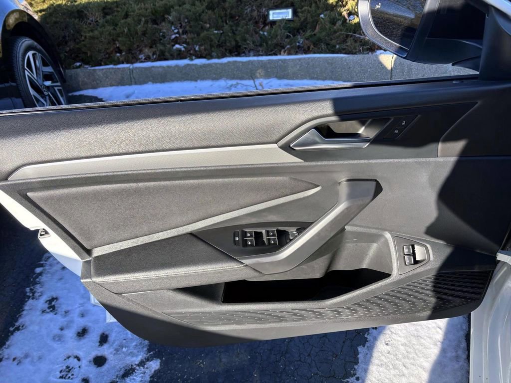 Used 2024 Volkswagen Jetta Sport image 9