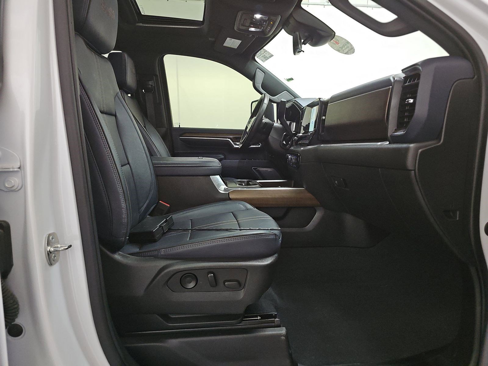 Used 2024 Chevrolet Silverado 3500 High Country w/ Technology Package image 10