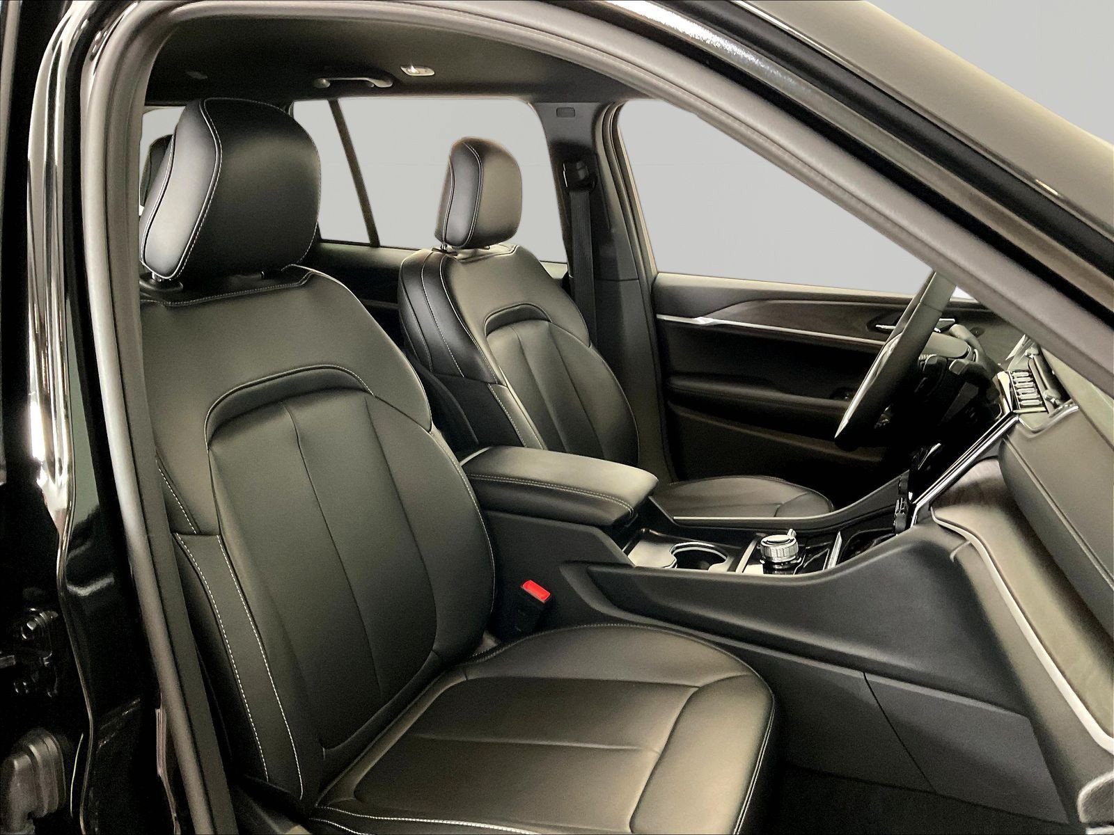 Used 2025 Jeep Grand Cherokee Limited AWD/4WD image 28