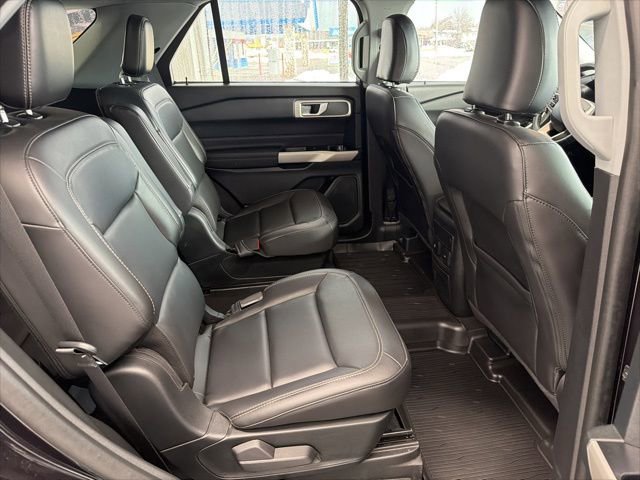 Used 2024 Ford Explorer XLT w/ Equipment Group 202A image 9