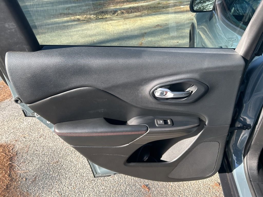 Used 2015 Jeep Cherokee Trailhawk w/ Comfort/Convenience Group image 28