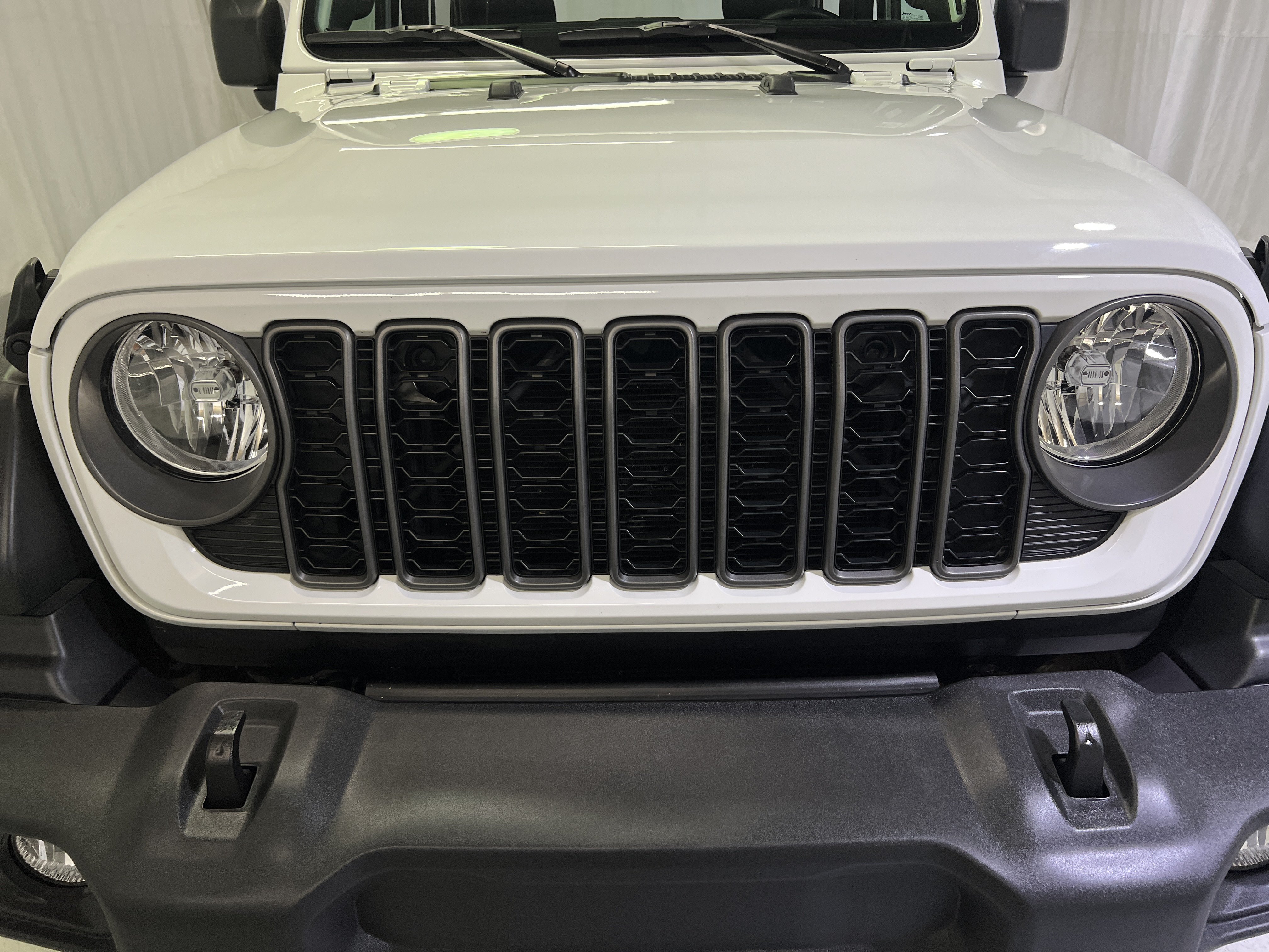 Used 2025 Jeep Wrangler Sport AWD/4WD image 4