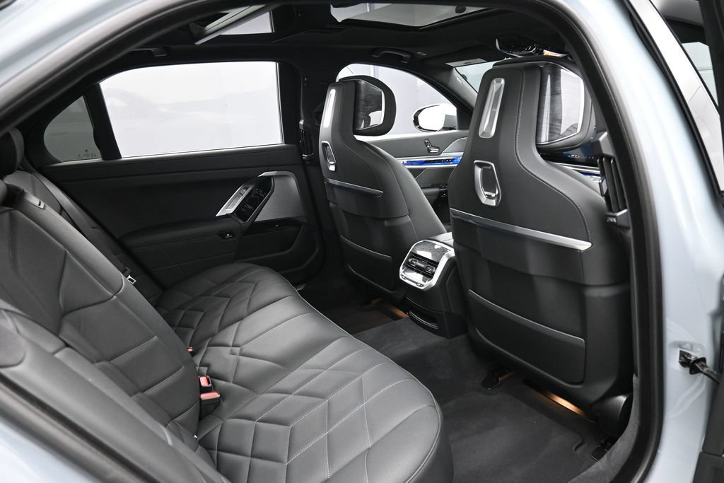 Used 2025 BMW 760i xDrive AWD/4WD image 31