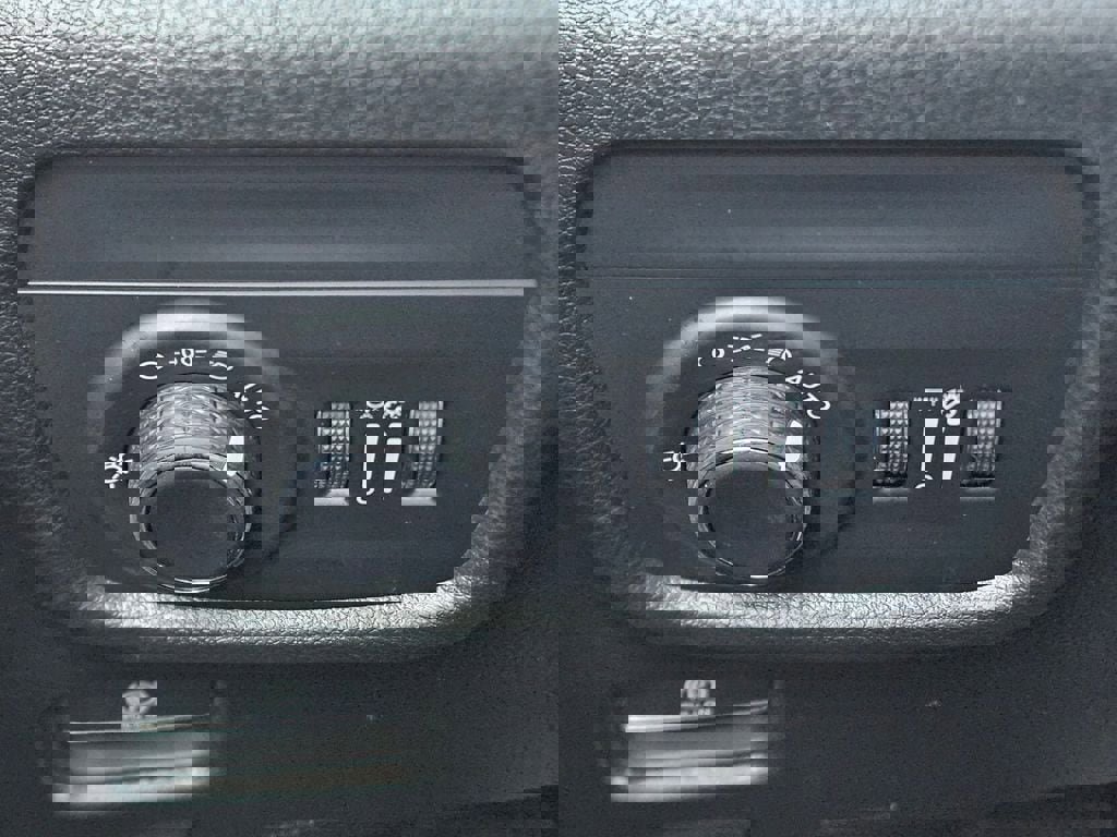 New 2025 Jeep Grand Cherokee Altitude image 21