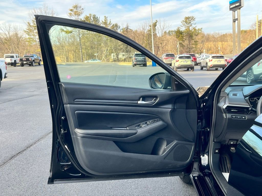 Used 2024 Nissan Altima 2.5 SV image 10