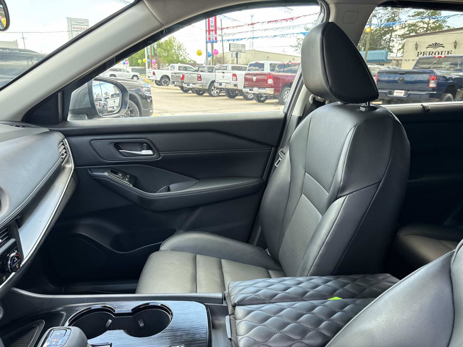 Used 2024 Nissan Rogue SV w/ SV Premium Package image 16