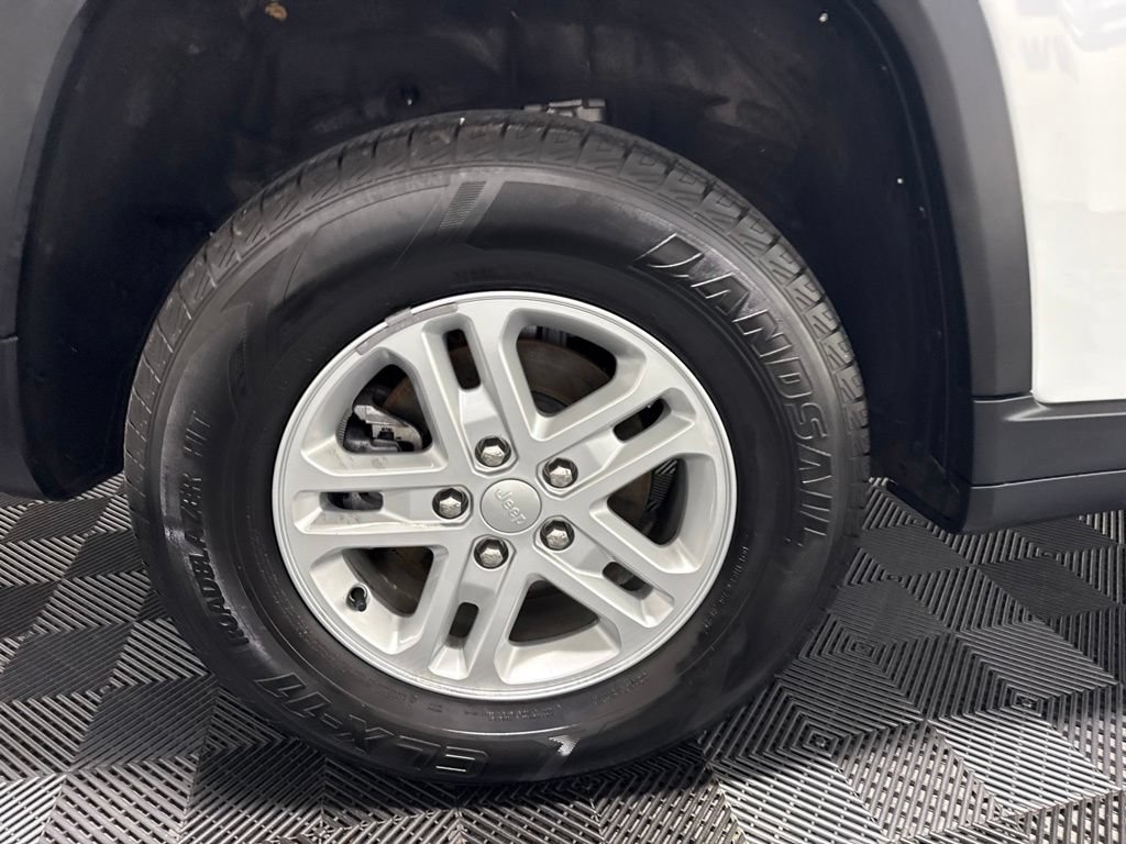 Used 2023 Jeep Grand Cherokee Laredo AWD/4WD image 5