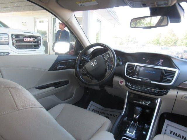 Used 2017 Honda Accord Touring image 18