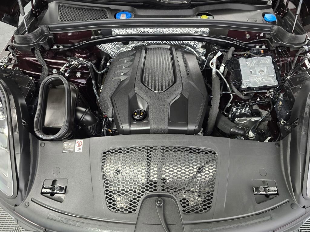Certified 2025 Porsche Macan image 11