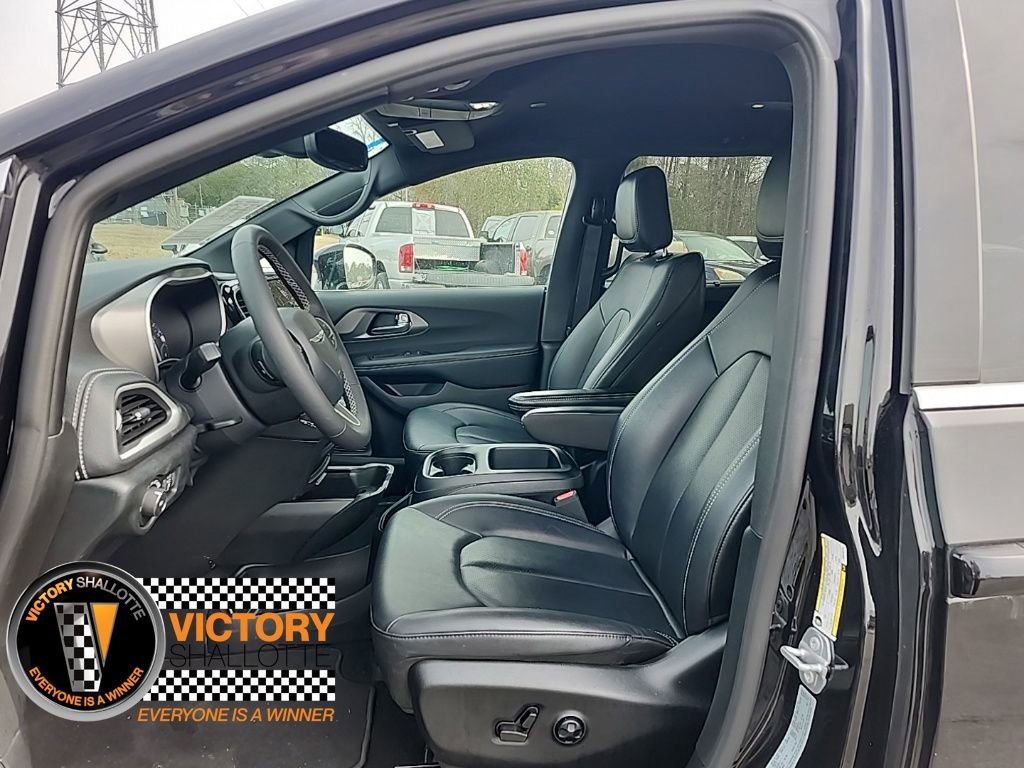 Certified 2025 Chrysler Pacifica Select image 18