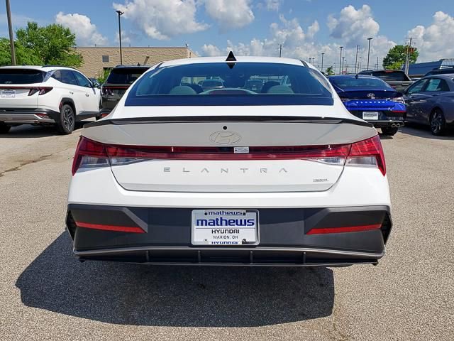 New 2025 Hyundai Elantra SEL image 4