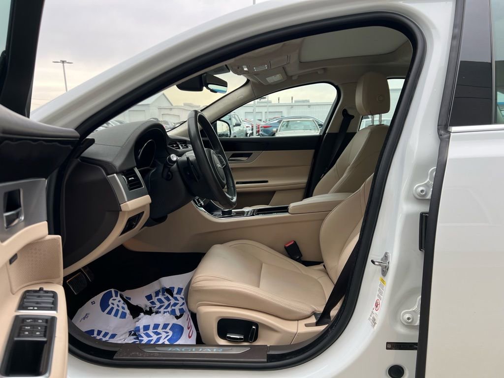 Used 2019 Jaguar XF Premium image 9