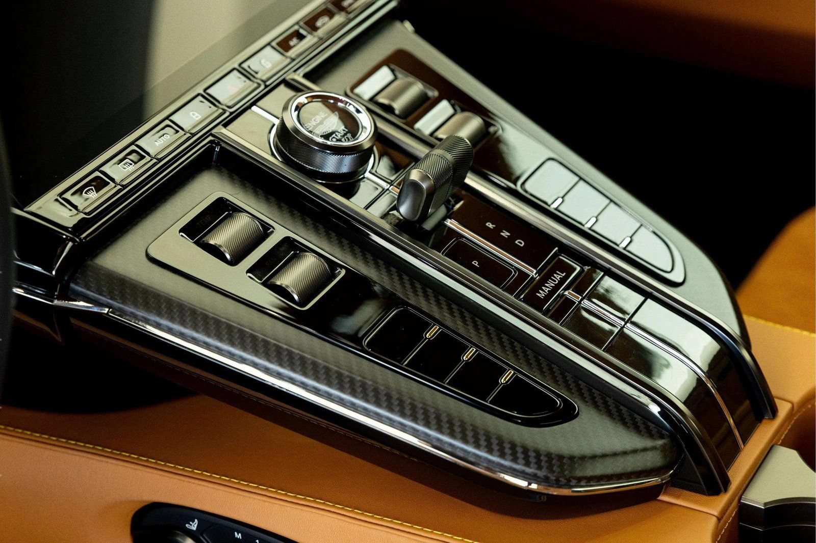 Used 2025 Aston Martin V8 Vantage Coupe RWD image 32
