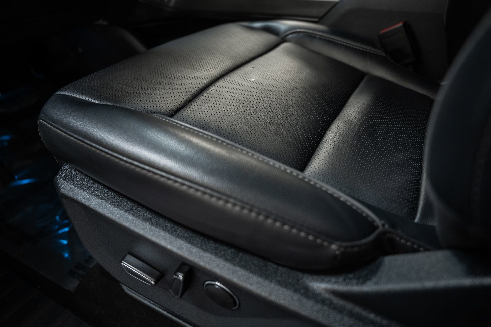 Certified 2025 Ford F150 Lariat w/ Equipment Group 502A High image 44