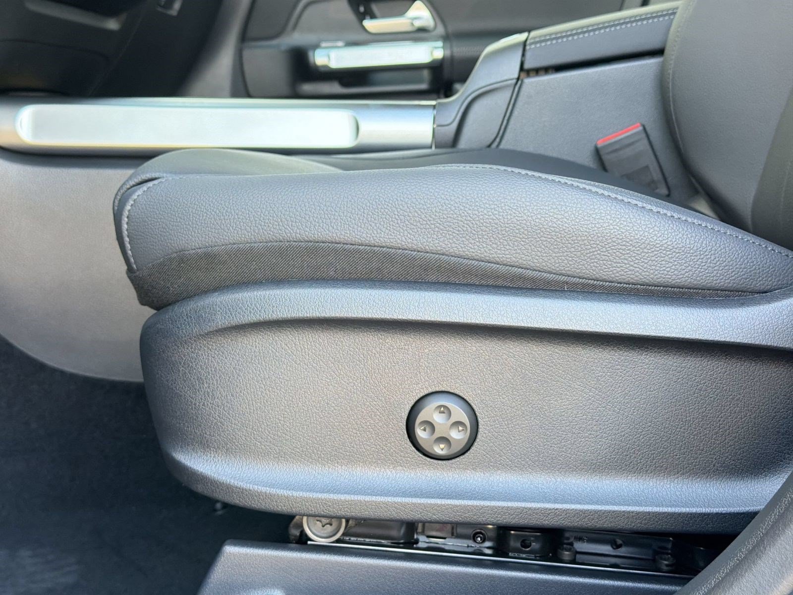 Used 2026 Mercedes-Benz GLB 250 image 13