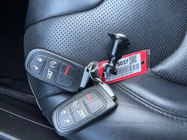 Used 2017 Jeep Cherokee Overland w/ Technology Group AWD/4WD image 17