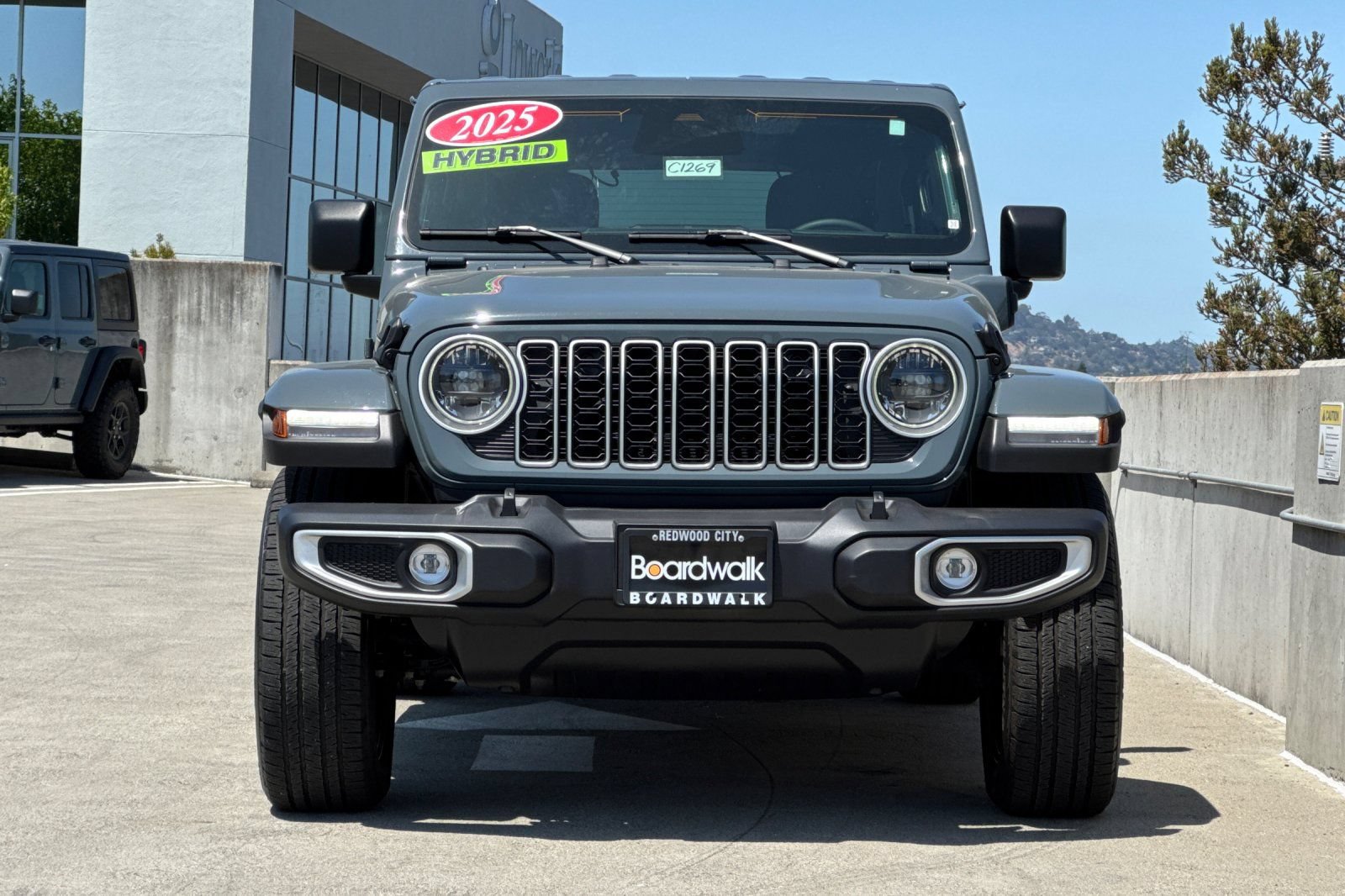 Used 2025 Jeep Wrangler Unlimited Sahara AWD/4WD image 9