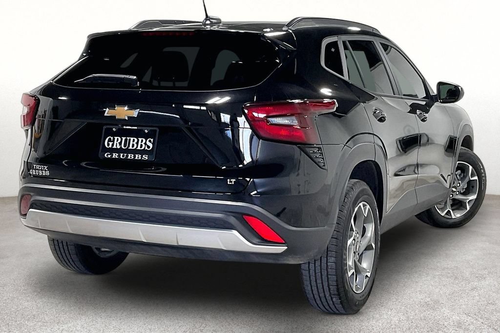 Used 2024 Chevrolet Trax LT w/ Driver Confidence Package FWD image 2