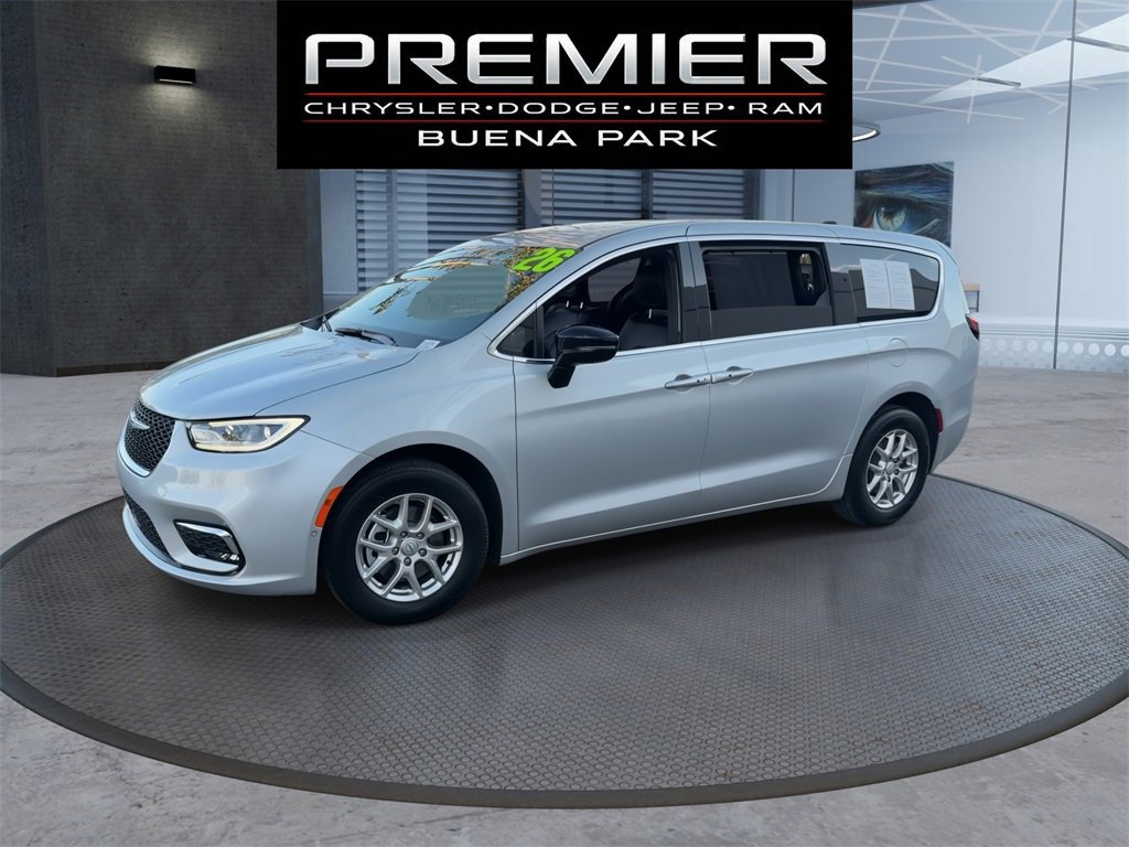 Used 2026 Chrysler Pacifica Select image 3