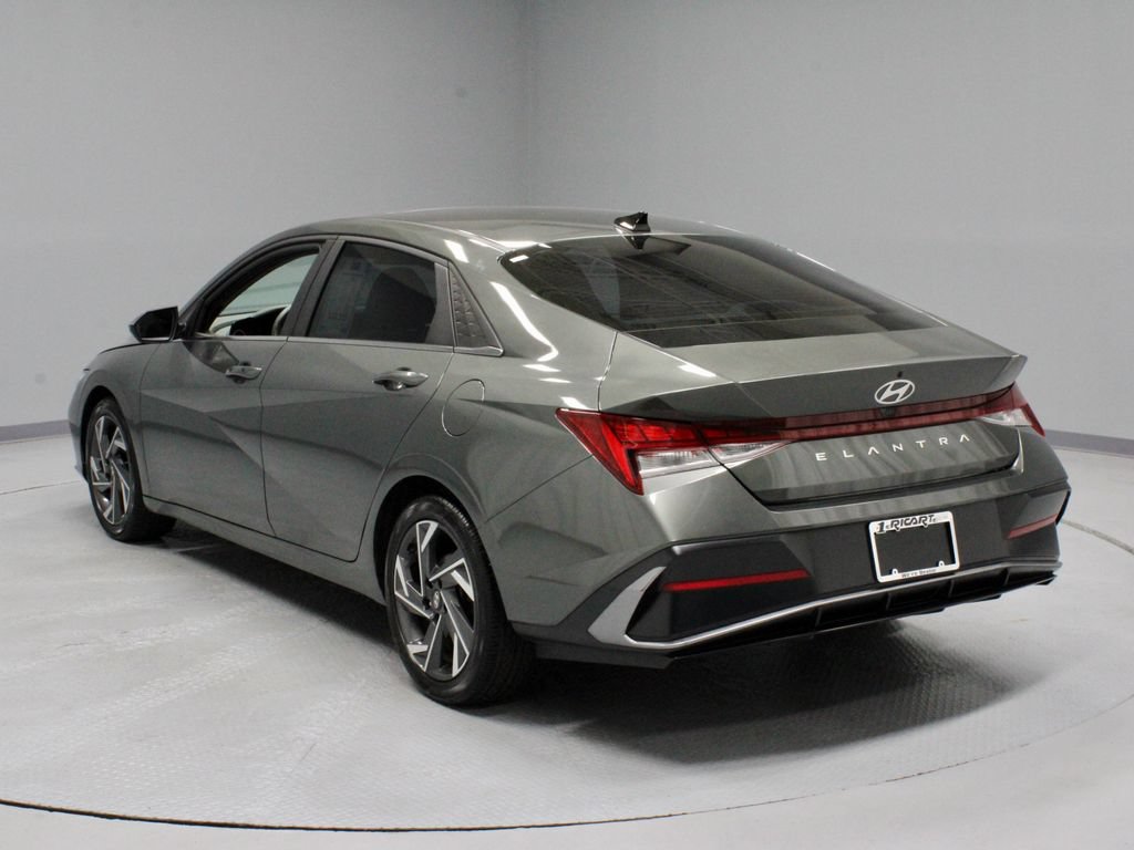 Used 2024 Hyundai Elantra SEL w/ Convenience Package FWD image 11