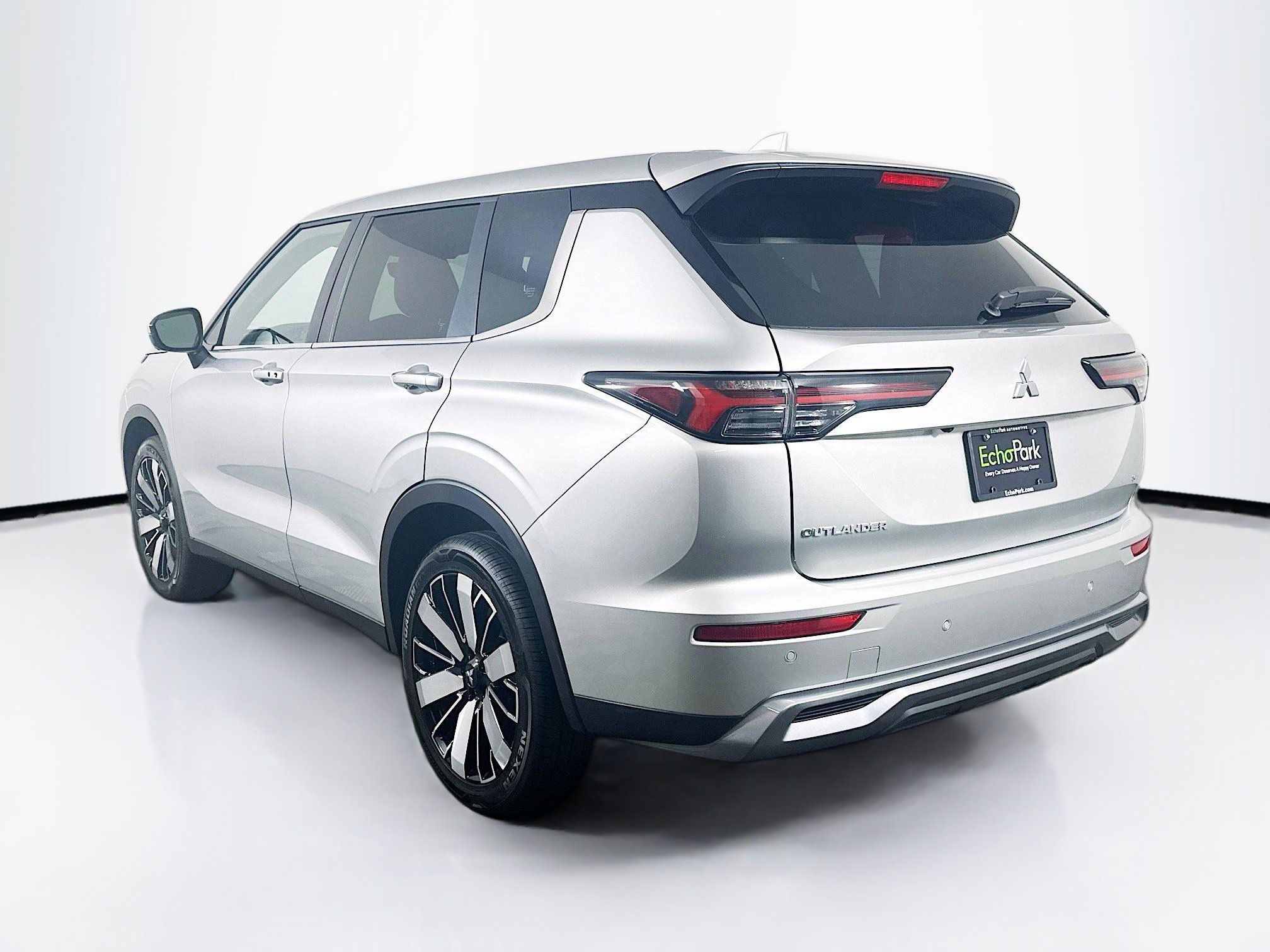 Used 2025 Mitsubishi Outlander SE image 5