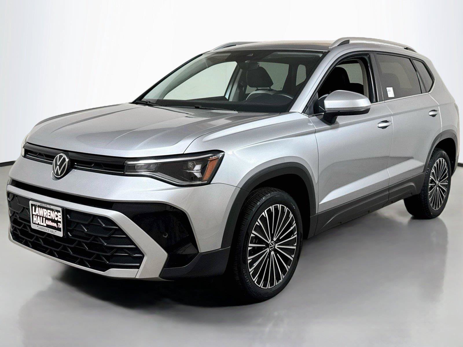 Used 2025 Volkswagen Taos SE FWD image 1