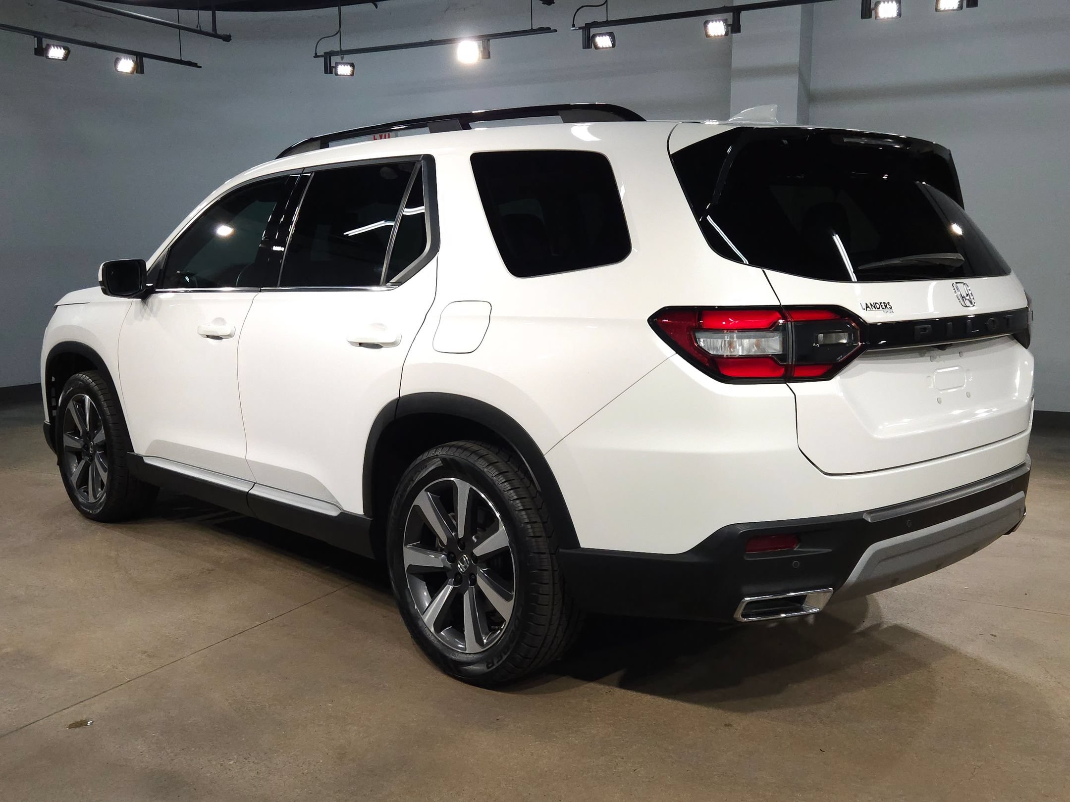 Used 2025 Honda Pilot Touring image 5