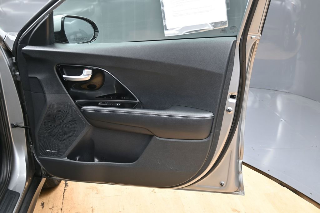 Used 2022 Kia Niro EX w/ Cold Weather Package FWD image 35