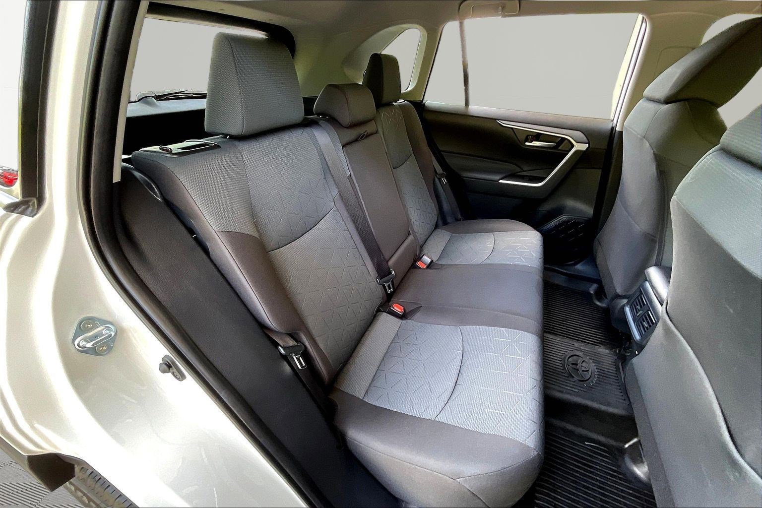 Used 2025 Toyota RAV4 XLE FWD image 25