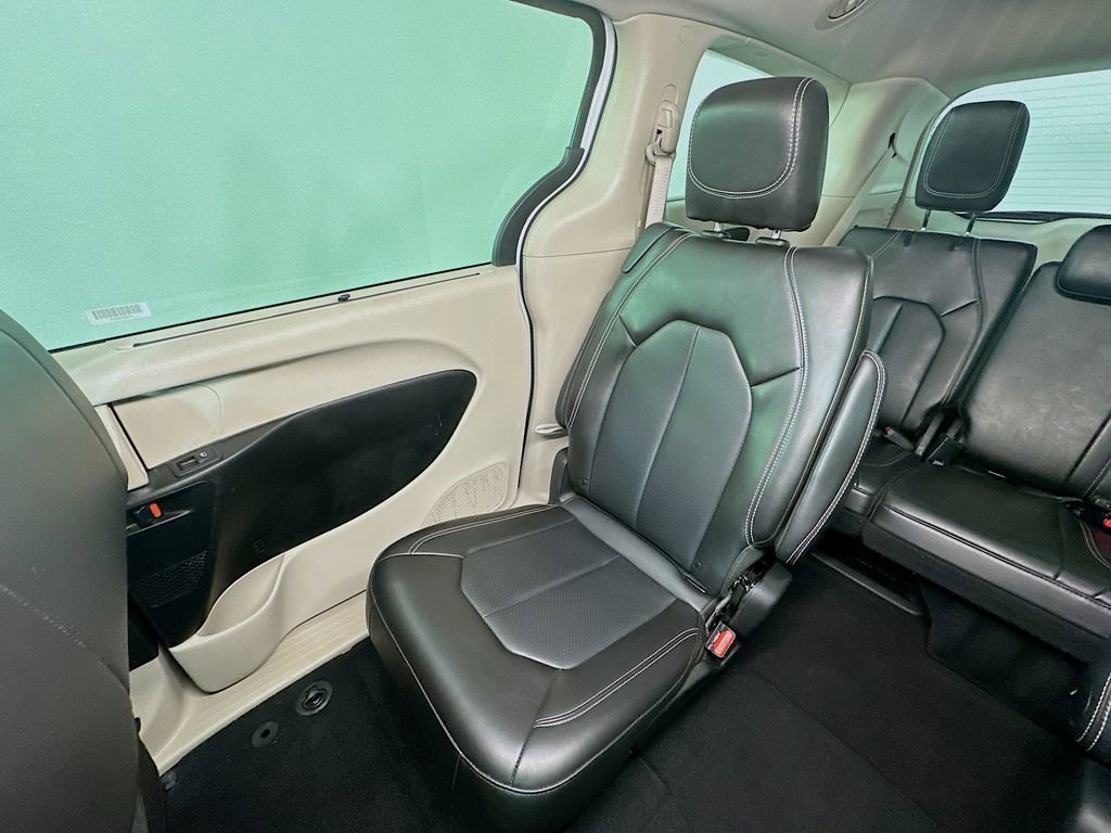 Used 2024 Chrysler Pacifica Touring-L image 12
