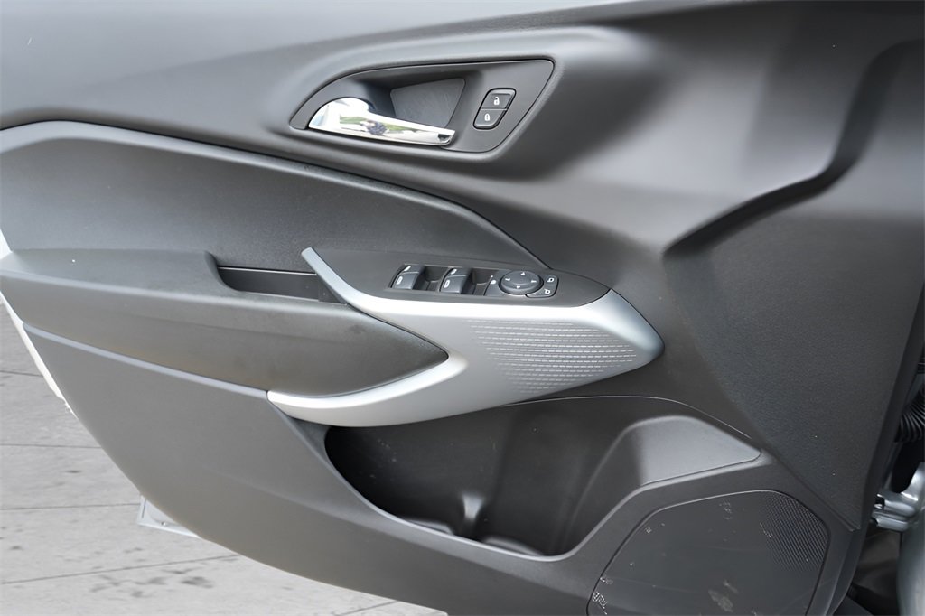 Used 2025 Chevrolet Trax LS w/ LS Convenience Package image 22