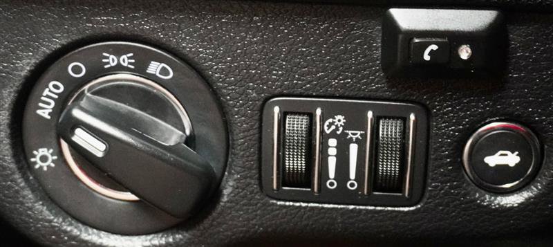 Used 2015 Chrysler 300 Limited image 30