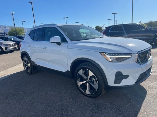 New 2025 Volvo XC40 B5 Core w/ Climate Package image 9