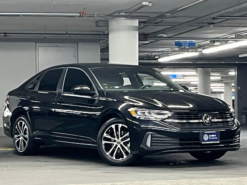 Used 2023 Volkswagen Jetta Sport image 2