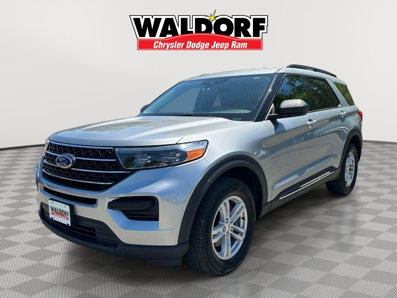 Used 2023 Ford Explorer XLT AWD/4WD image 3