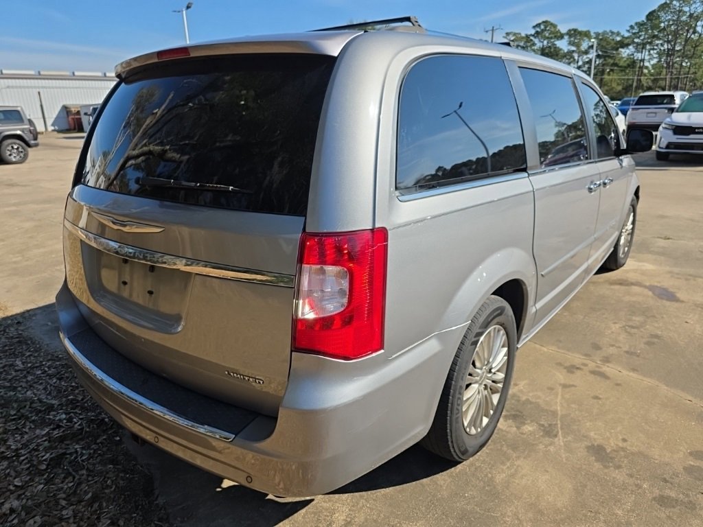 Used 2015 Chrysler Town & Country Limited image 4
