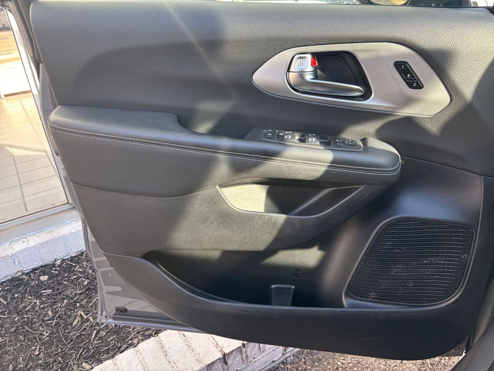 Used 2025 Chrysler Pacifica Limited image 18