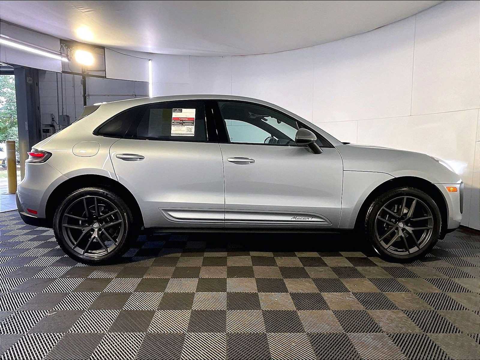 Certified 2023 Porsche Macan AWD/4WD image 8