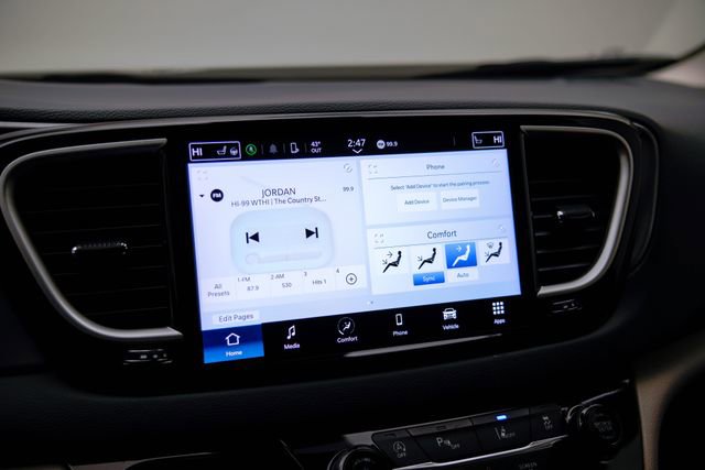 Used 2023 Chrysler Pacifica Touring-L image 28