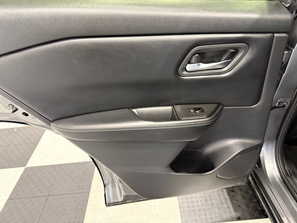 Used 2025 Nissan Rogue SV FWD image 17