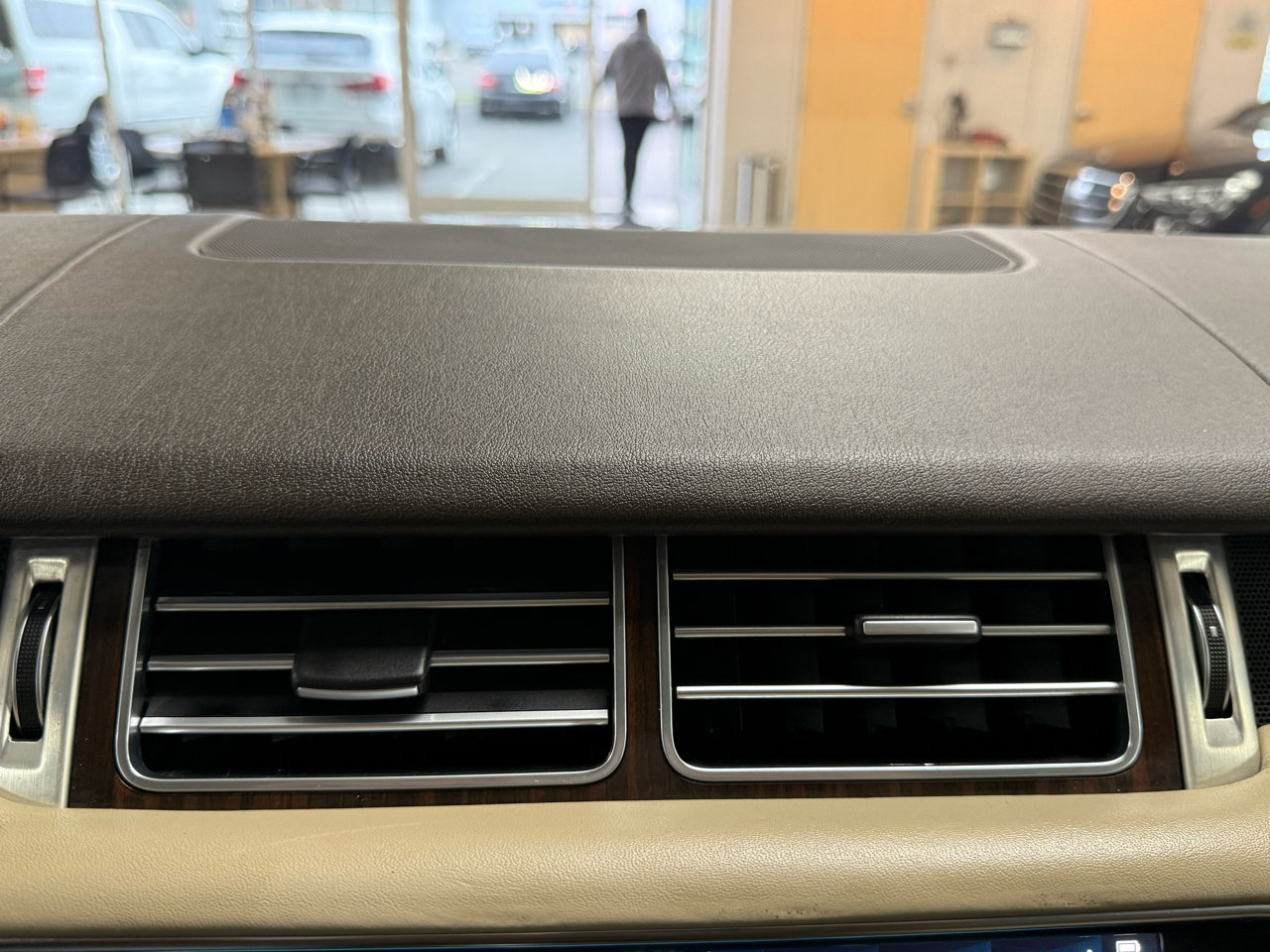 Used 2017 Land Rover Range Rover HSE image 13