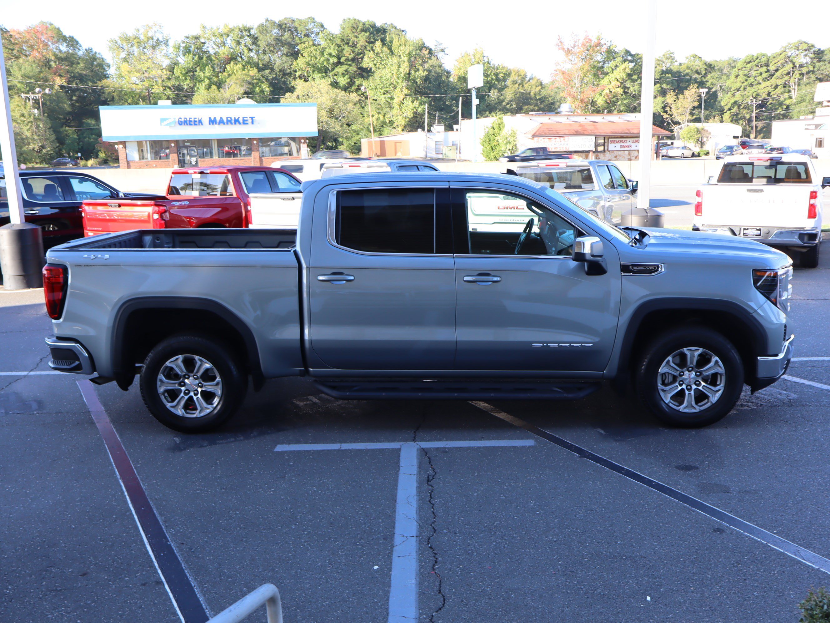 Used 2025 GMC Sierra 1500 SLE w/ Preferred Package AWD/4WD image 11