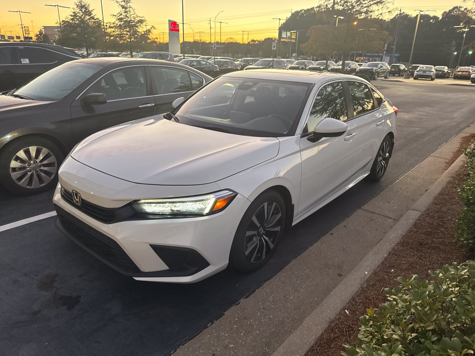 Used 2023 Honda Civic EX image 3