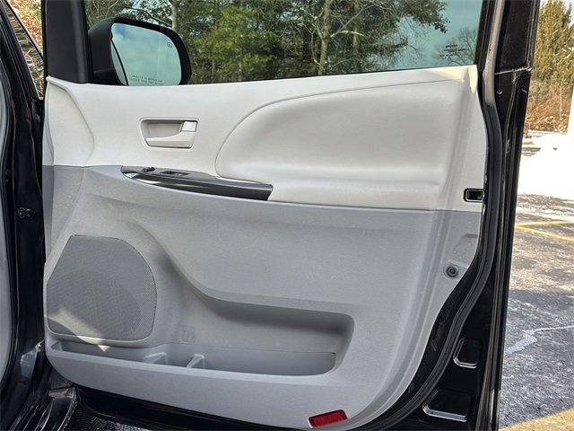 Used 2012 Toyota Sienna LE image 29