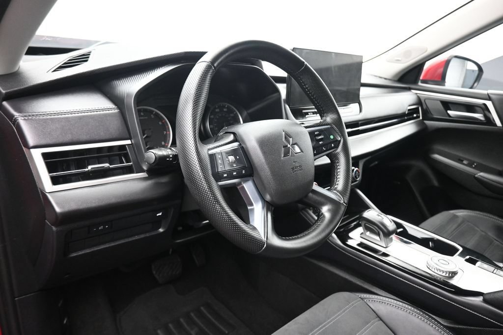 Used 2025 Mitsubishi Outlander AWD image 14